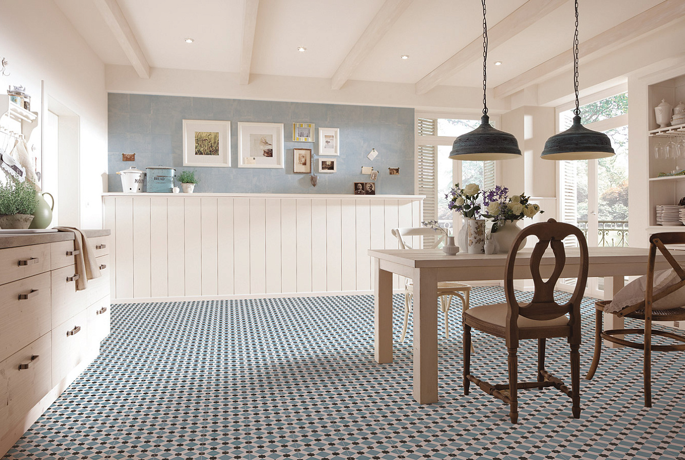 NKR CHIC / HOWARD BLUE
